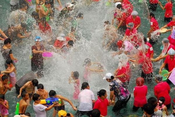 从泼水节看少数民族的庆祝文化