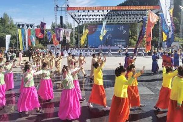 朝鲜族秋夕节：感恩丰收与祭祖的独特方式