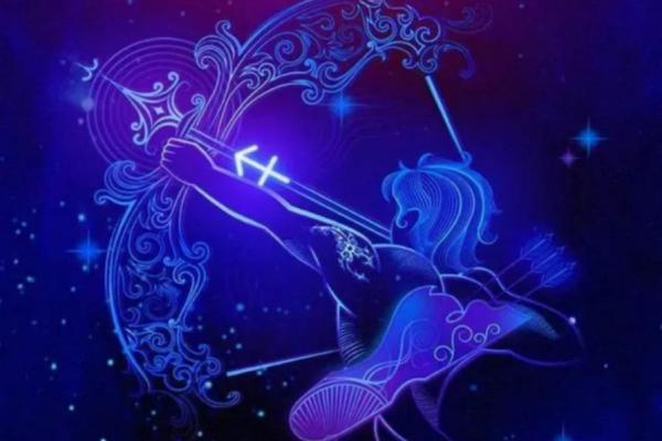 揭秘农历八月的星座秘密：哪个星座在月圆之夜绽放光芒？