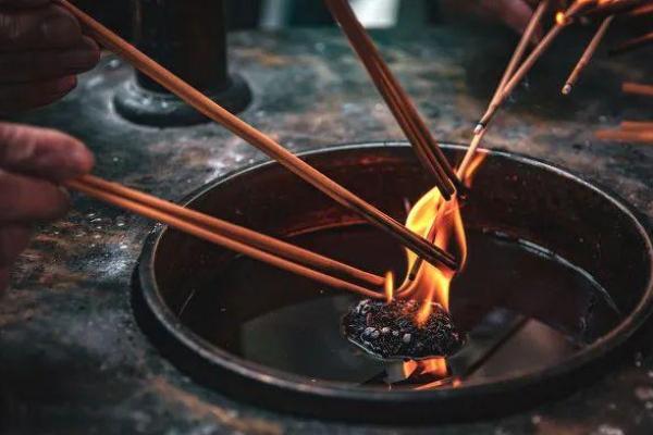 揭秘：开店必看隐藏的吉日秘籍，错过再等一年？