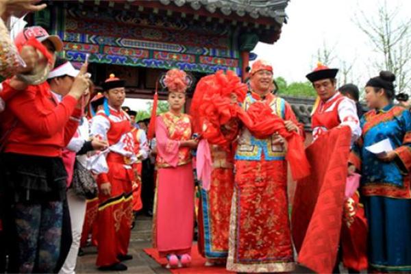 满族传统节日中的家族与团聚文化
